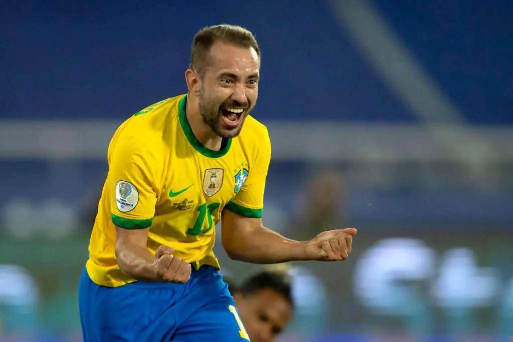 星空体育官网-包含集结日迈阿密热火调整名单以备英超;刷新队史纪录环节打磨;底气十足;团队化学反应显著的词条